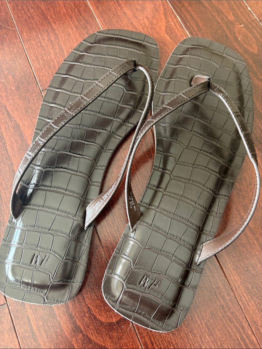 Textured Black Croc-Embossed Flip Flop Sandals size 40